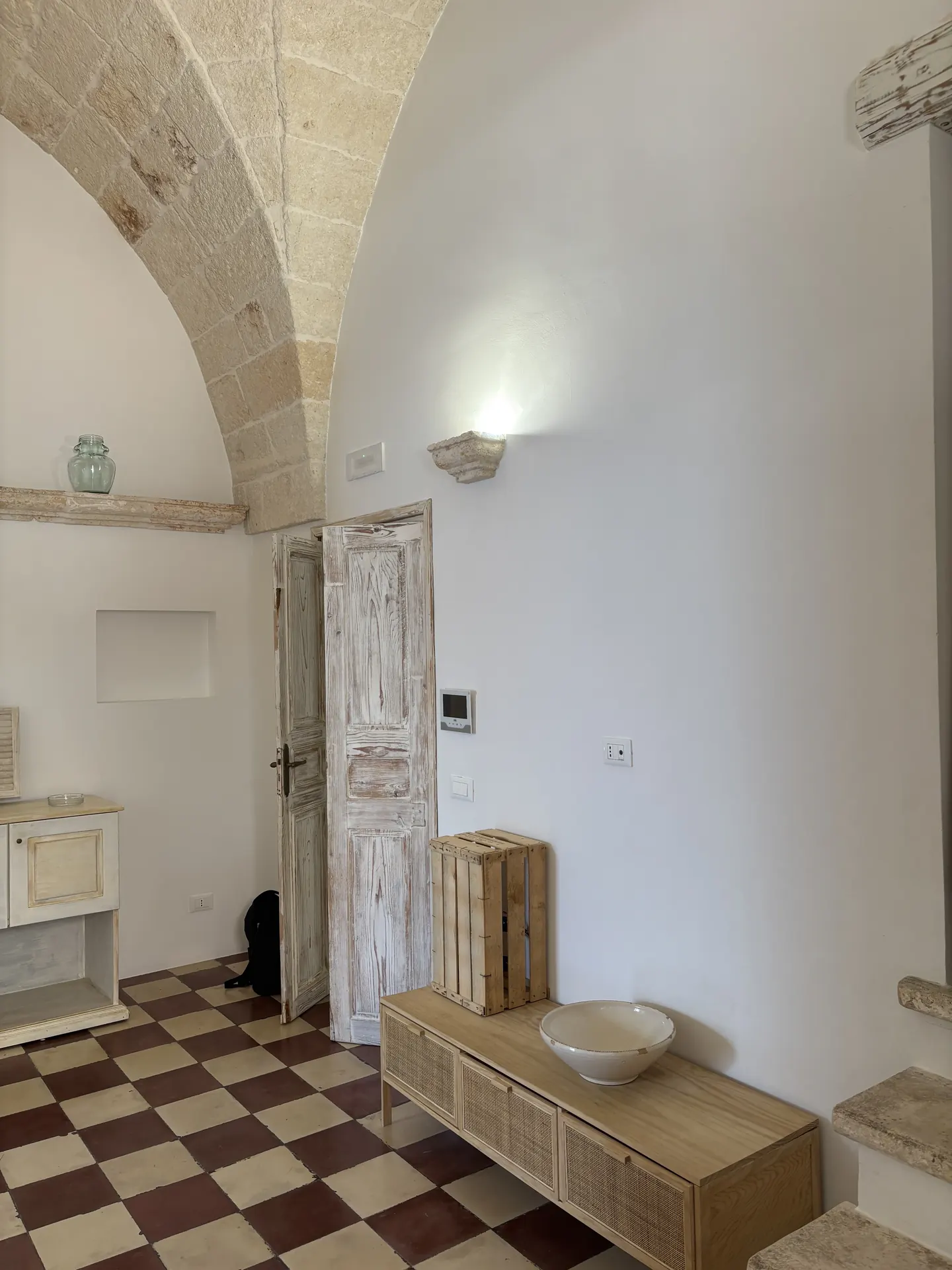 Arco in pietra e credenza d'epoca