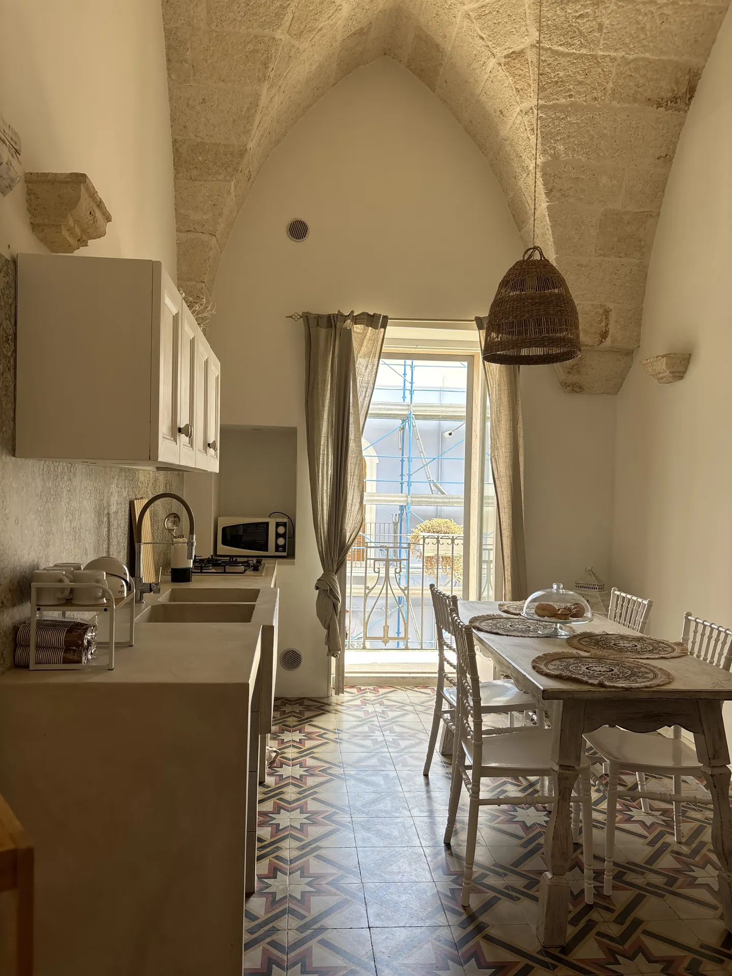Cucina con volta gotica in pietra e tavolo da pranzo