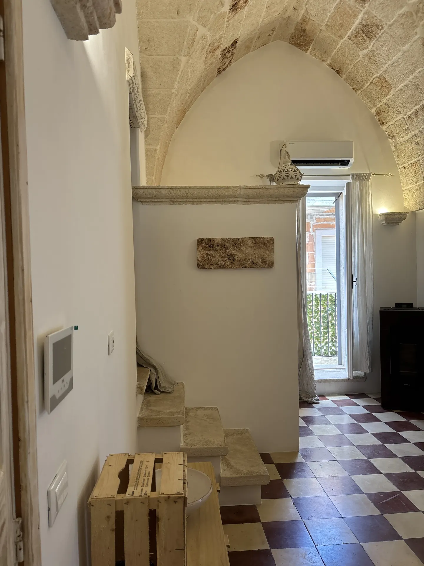 Salotto visto dall'arco verso il balcone