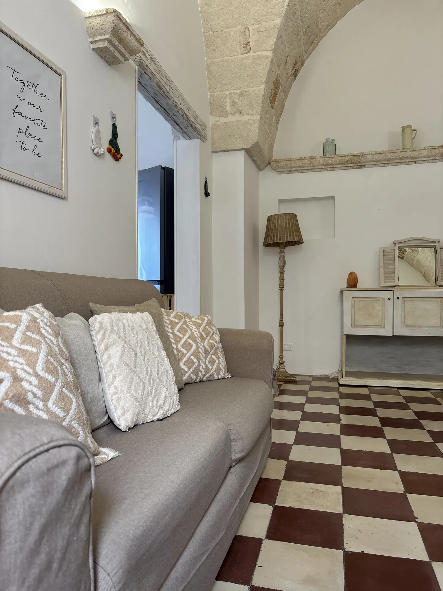 Divano con cuscini in salotto – atmosfera accogliente