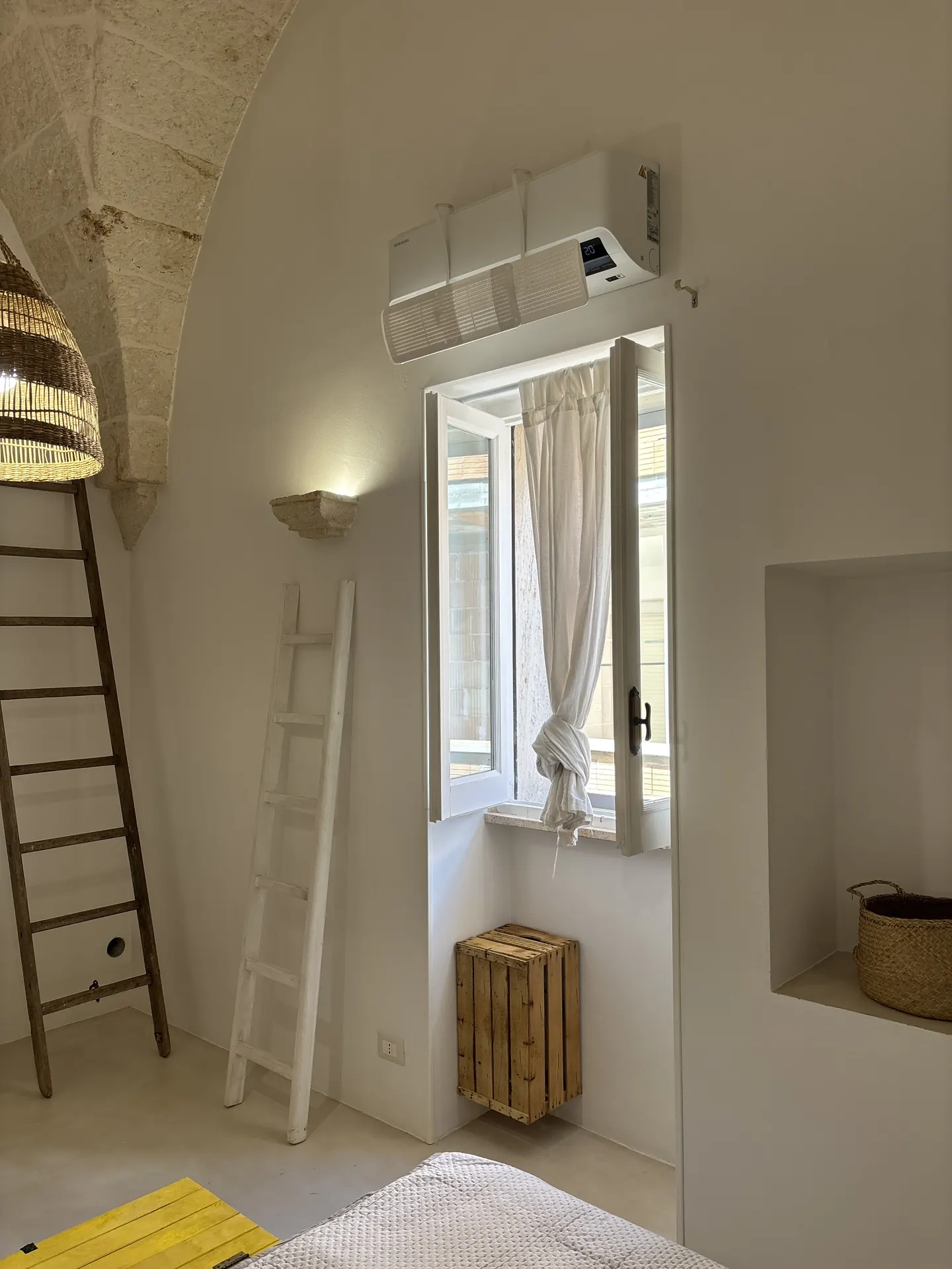 Camera da letto con scala decorativa e luce naturale